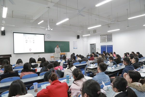 西甲官网中文官网召开考研学生慰问会